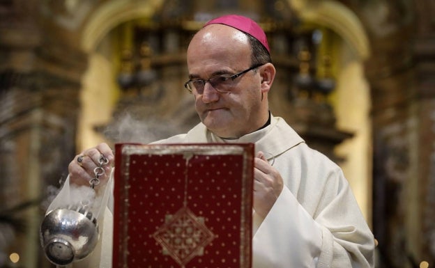 El obispo de Alicante compara los mensajes de peligro del tabaco con hacer oír los latidos de un feto