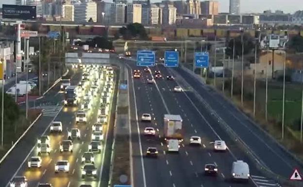 Largas colas en la A-7 y más de 15 kilómetros de atascos en los accesos a Valencia