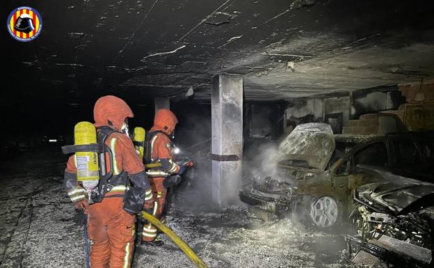 Un incendio en un garaje de Alaquàs obliga a desalojar a varias familias de sus casas