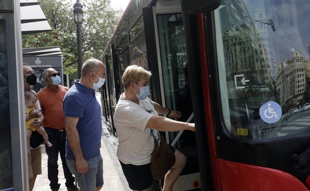 Sanidad hará más PCR pero la mascarilla desaparecerá en el transporte público