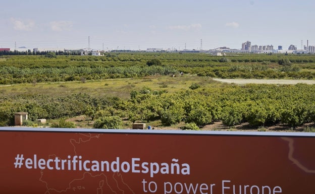 Los agricultores acusan a Gobierno y Generalitat de expoliarles para regalar los terrenos a Volkswagen