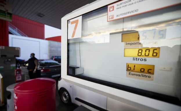 Buscando la gasolinera más barata de Valencia: ¿se ahorra más en una low cost o con descuento?