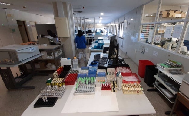Los laboratorios del Hospital de Xàtiva renuevan su certificado de calidad y seguridad
