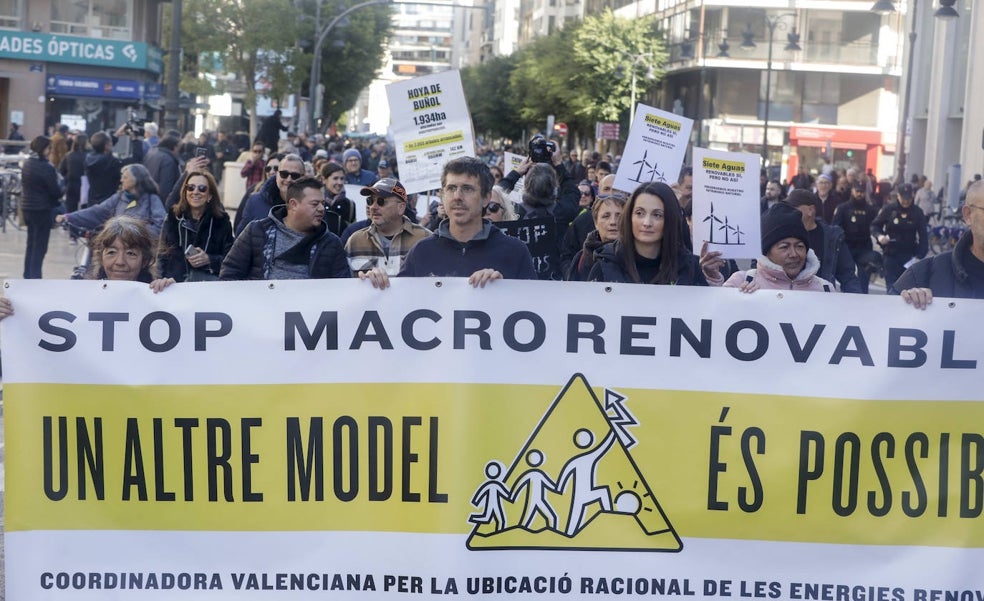 La manifestación de las renovables evidencia la fractura del Consell por el modelo de implantación