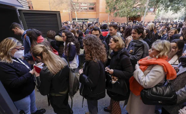 Alumnos MIR antes de entrar en el aula Tarongers de la Universitat de València. 