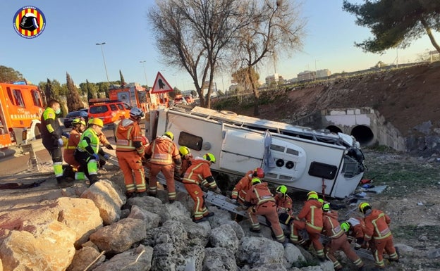 Un autobús vuelca al caer por un terraplén en Paterna