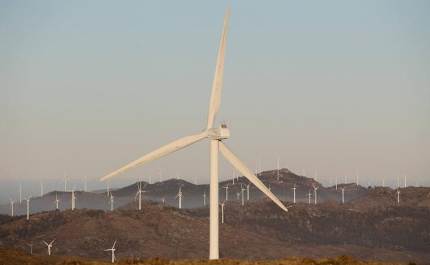 El desplome de la luz descoloca a los hogares que huyeron de la tarifa regulada