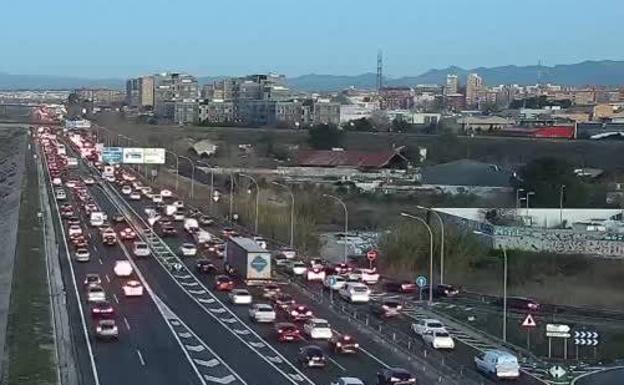 Un accidente en la V-30 en Castellar-Oliveral y más de 22 kilómetros de atascos en los accesos a Valencia