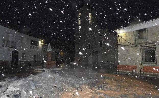 Una intensa nevada en el interior de Valencia deja 100 kilómetros de carreteras afectadas