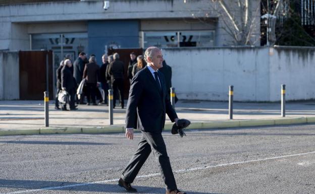 Suspenden el juicio a Camps, que acusa a Ximo Puig de persecución «histérica y brutal»