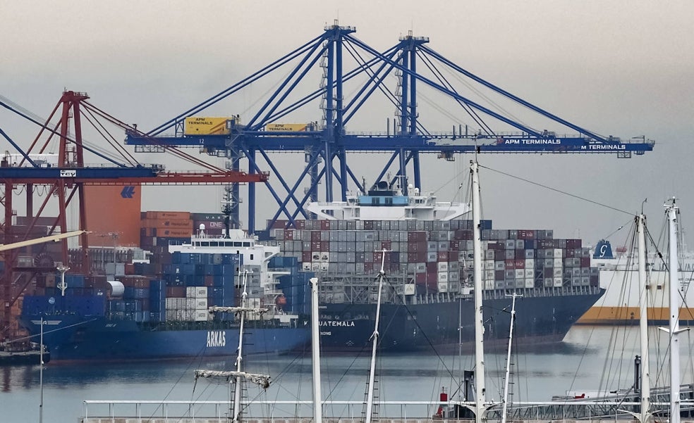 El tráfico del puerto de Valencia cae un 7% un 2022 por el desvío de barcos a Barcelona