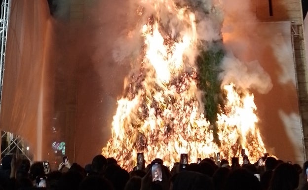 Amenazan a la alcaldesa de Canals y agreden a una concejala por aplazarse la quema de la foguera por el viento