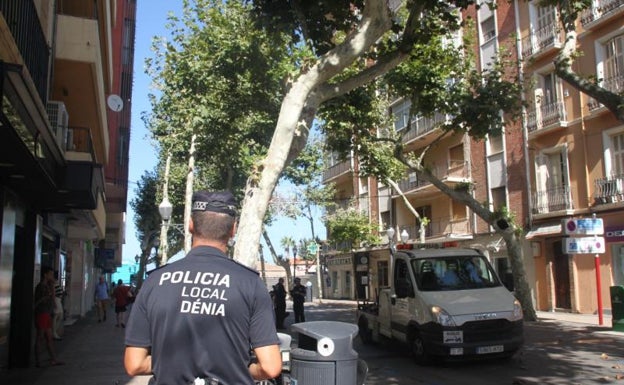 Una vecina de Dénia frustra el robo de catalizadores de coches de tres individuos en un aparcamiento