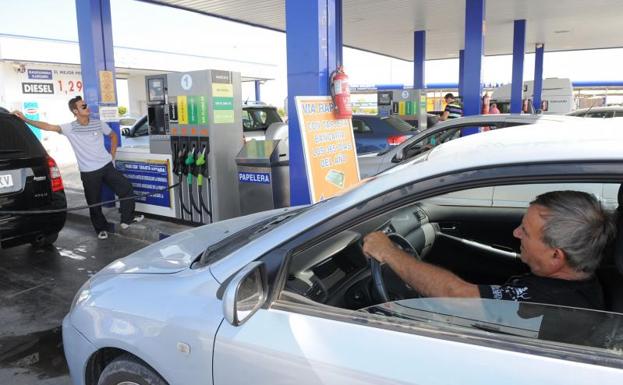 El mejor día de la semana para poner la gasolina más barata: el efecto lunes se tambalea