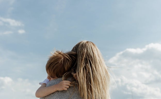 Una jueza da a una madre soltera el mismo permiso de maternidad que a una pareja