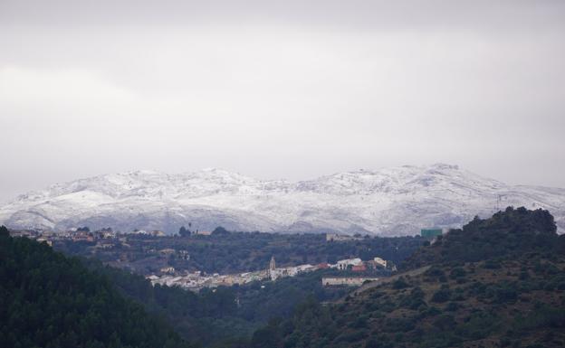 La nieve llega al prelitoral valenciano en el día más frío de los últimos dos años en la Comunitat