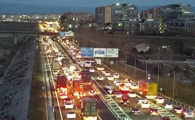 Más de 12 kilómetros de atascos en las entradas y salidas a Valencia