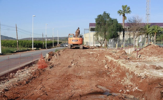 Puçol traslada la valla sur del polideportivo para devolver el terreno ocupado a la Generalitat