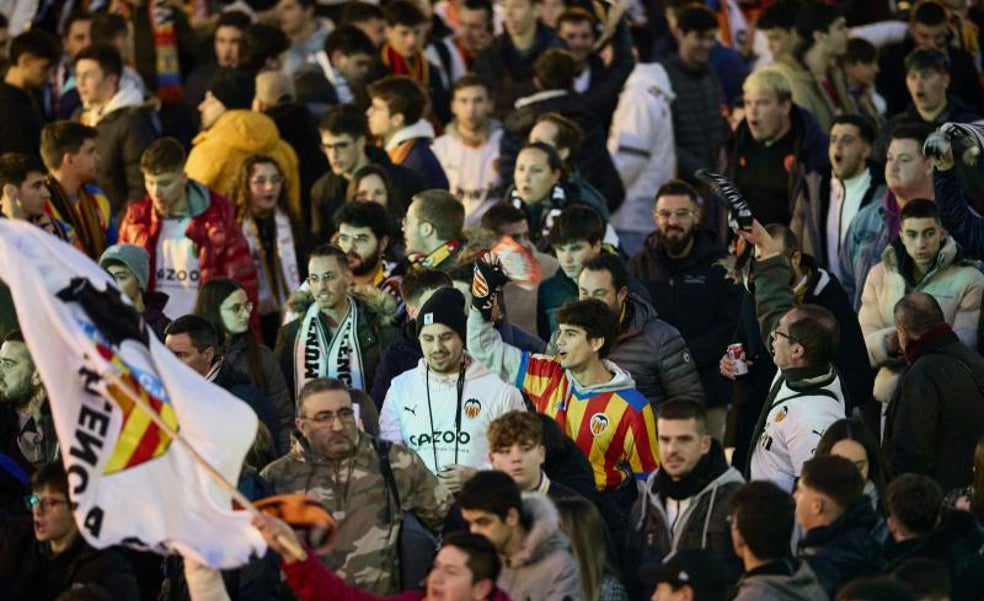 Mestalla relanza el cántico de 'Peter vete ya'