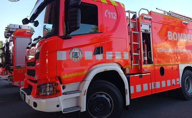 Los bomberos sofocan un incendio de vegetación en la CV-35 a la altura del centro comercial de Paterna