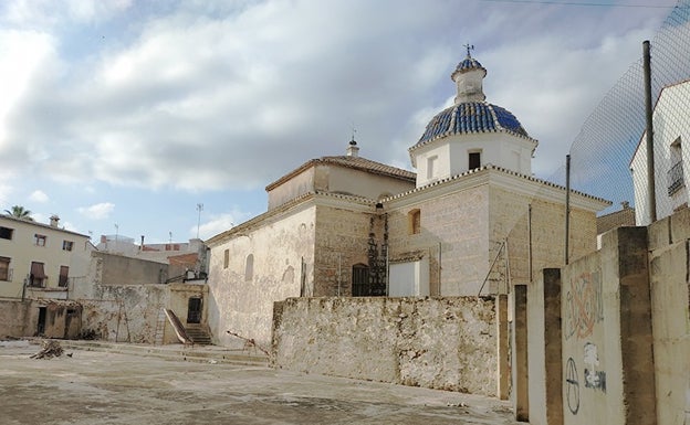 Potries saca a la luz el muro que protegía el pueblo en el XV y crea una plaza para dejar exenta la iglesia