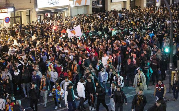 Mestalla relanza el cántico de 'Peter vete ya'