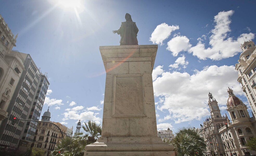 El pleno de Valencia aprueba que la escultura de Vinatea se quede en la plaza del Ayuntamiento
