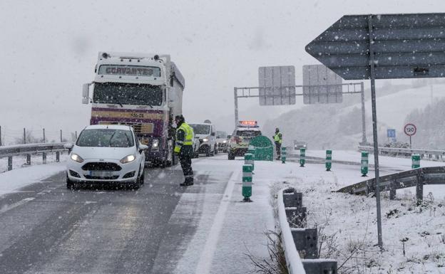 La DGT actualiza el estado de las carreteras: 10 están cortadas y en 22 es obligatorio el uso de cadenas