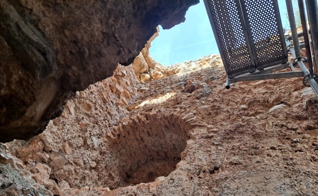 Un paraguas metálico para proteger la Torre Aledua de Llombai