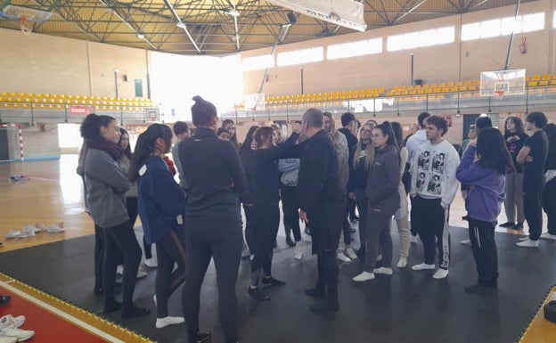 La Policía Local de Benifaió enseña defensa personal a los estudiantes