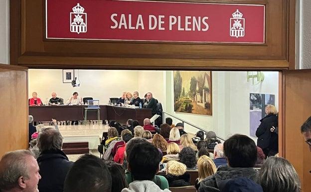 Los vecinos de Meliana contra el puerta a puerta vuelven a la carga con una protesta en el pleno