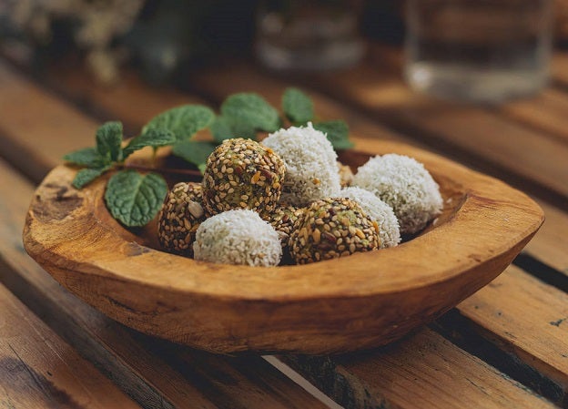 Bolitas de pistachos y dátiles, un bocado dulcemente sano