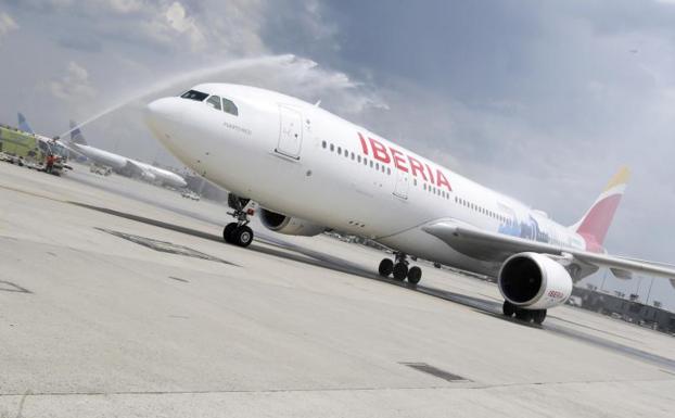 Iberia detiene el servicio de facturación y embarque y provoca el «caos» en varios aeropuertos