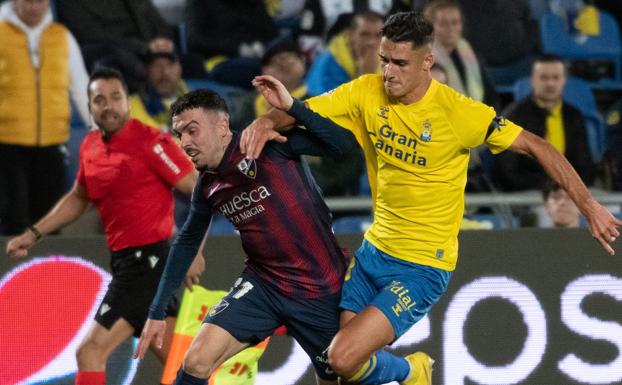 La UD Las Palmas derrota al Huesca y asalta el liderato