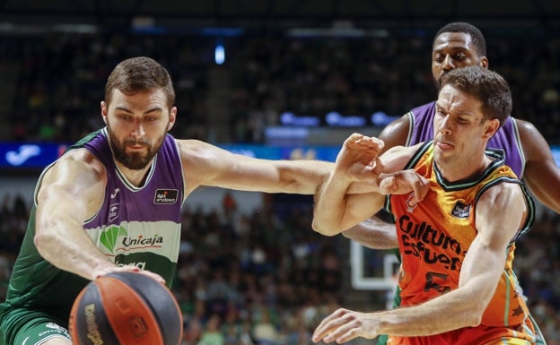 El Unicaja frena la racha ganadora del Valencia Basket