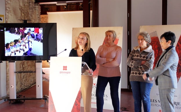 Ontinyent rinde homenaje a las primeras mujeres que participaron en Moros y Cristianos con un documental
