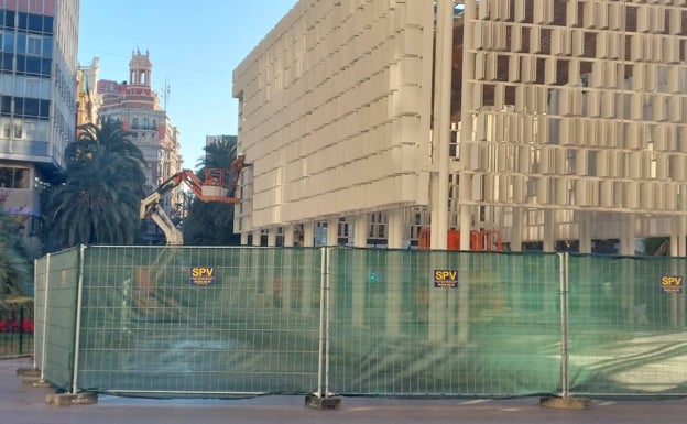 Los operarios ya retiran con una grúa las lamas del Ágora del Diseño de Valencia