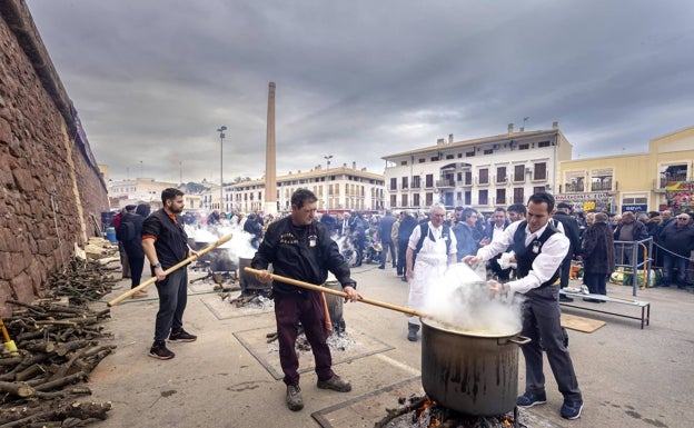 El Puig homenajea a Sant Pere con las tradicionales calderas de 'arròs amb fesols i naps'