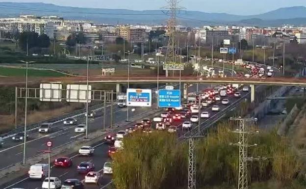 Largas colas en la A-7 y la Pista de Ademuz complican el tráfico en Valencia