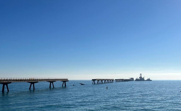 Comienza la retirada de los bloques de hormigón del pantalán del Puerto de Sagunto