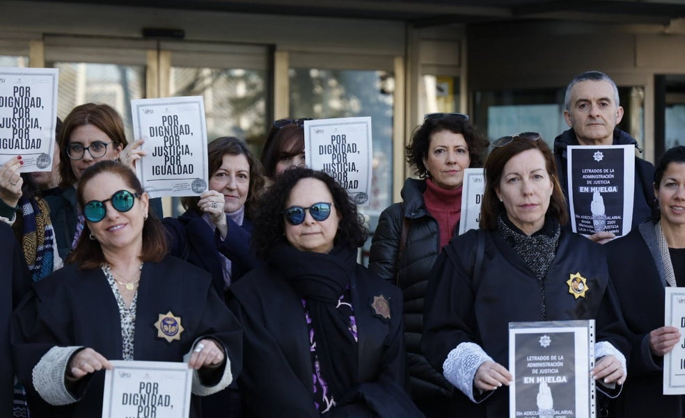 La huelga judicial frena el pago de doce millones en pensiones e indemnizaciones