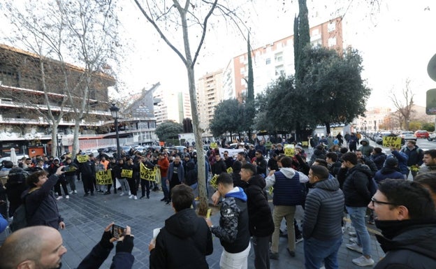 La afición toma la calle para protestar contra Lim