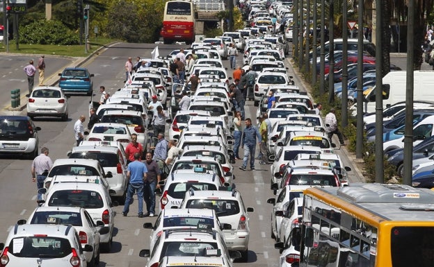 Las dos asociaciones mayoritarias de taxistas se unen y amplían los paros en Valencia