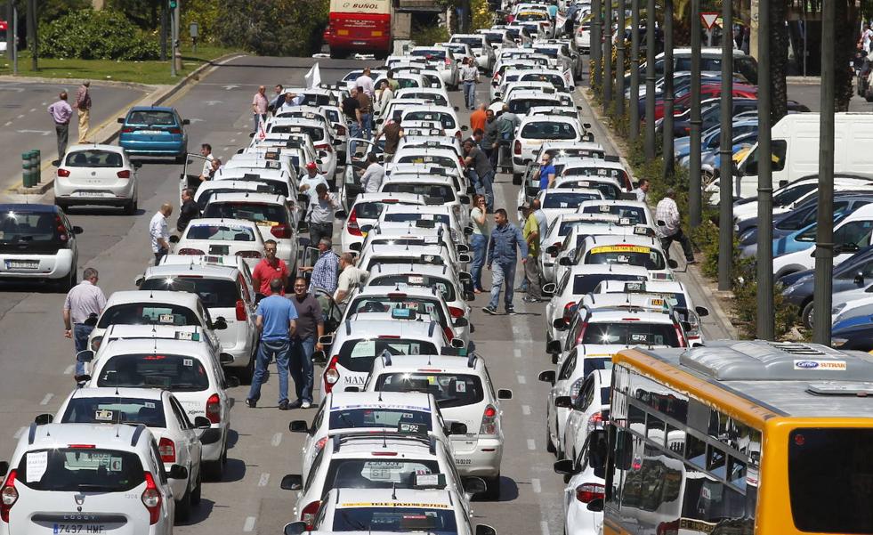 Las dos asociaciones mayoritarias de taxistas se unen y amplían los paros en Valencia