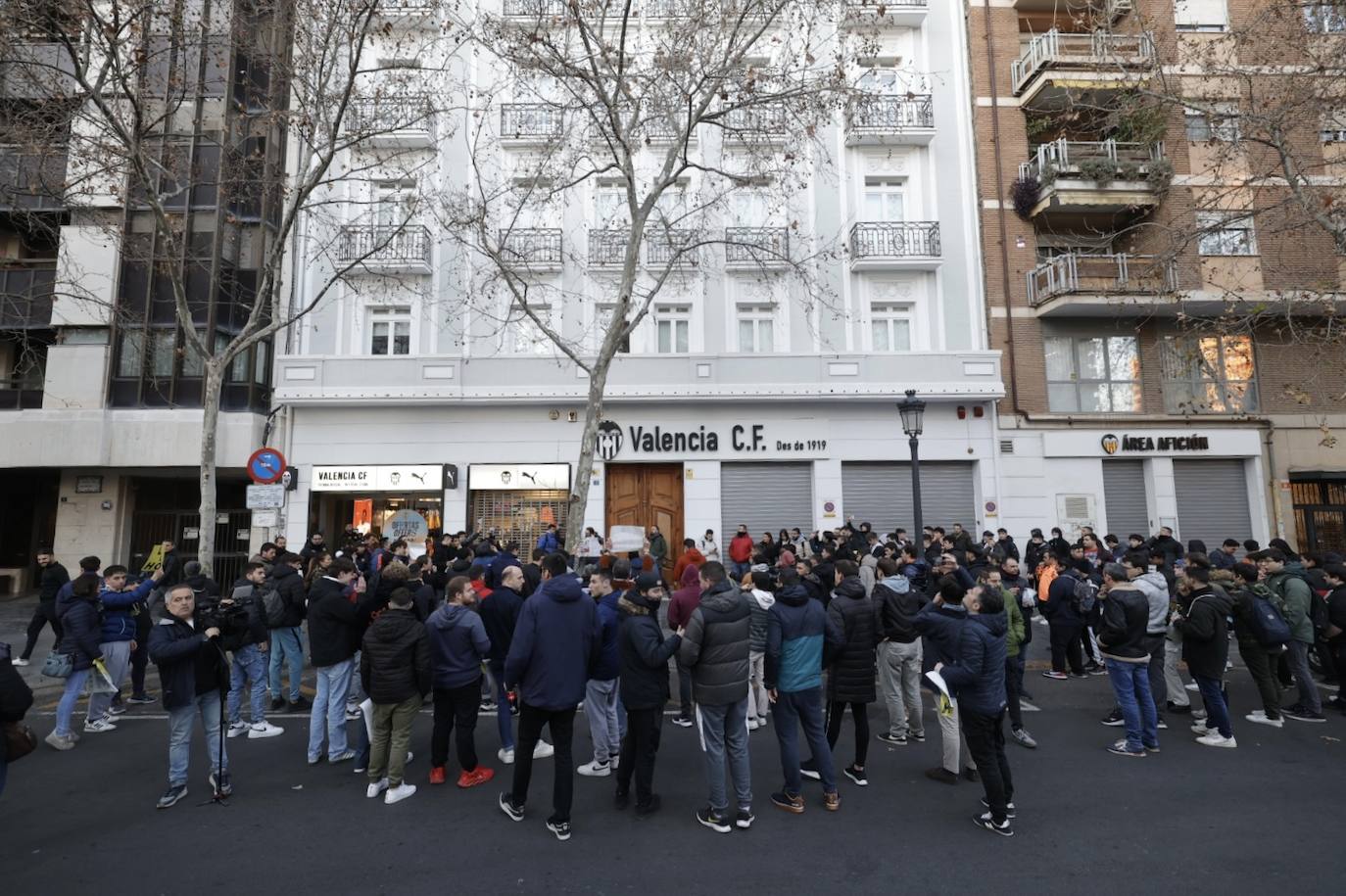 Decenas de valencianistas protestan contra la gestión de Lim