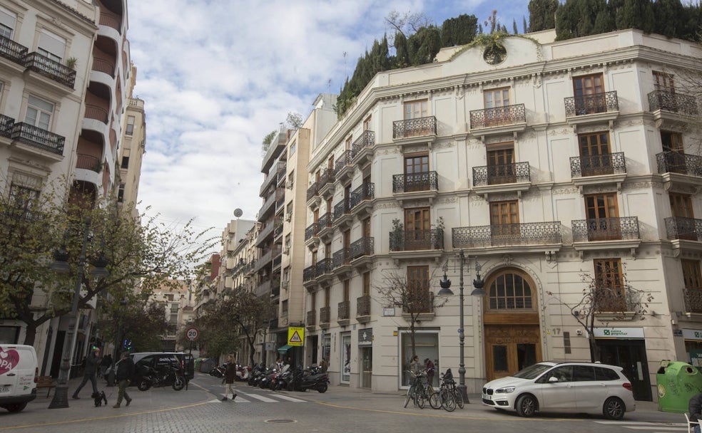 Quién vive en Cirilo Amorós, la calle con belleza burguesa