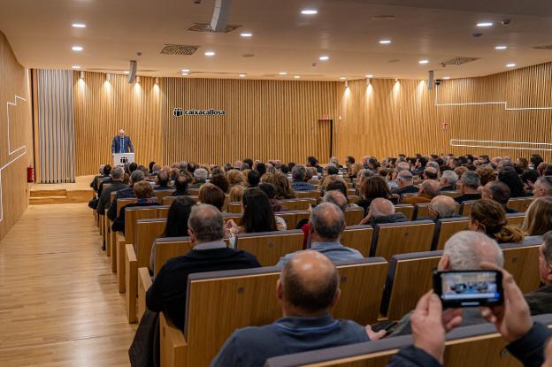 CaixaCallosa inaugura su nuevo Edificio SocialCaixaCallosa celebró la inauguración de su nuevo Edificio Social y Cultural, un espacio multifuncional llamado a ser una infraestructura clave tanto para la población como para la comarca de la Marina Baixa. El presidente de la entidad, Alberto Ferrando, y su director general, Juan Antonio Molines, ejercieron de anfitriones ante los más de 300 vecinos, socios y clientes que asistieron a la puesta de largo del centro. El auditorio permitirá la celebración de actividades culturales de todo tipo, como actuaciones, charlas y conferencias, así como reuniones de colectivos, empresariales, de negocios, juntas o asambleas.