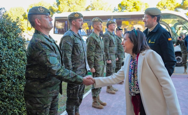 La ministra Robles destaca la labor de las unidades militares establecidas en la Base de Marines