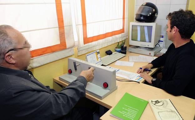 Las normas de la DGT para renovar el carnet de conducir a los mayores de 65 años
