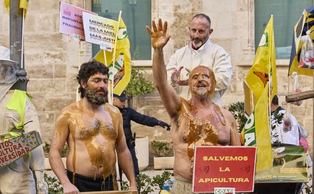 Los apicultores se bañan en miel en Valencia para protestar por la «insensibilidad» de Agricultura